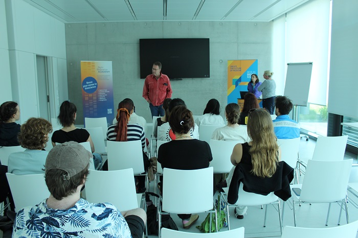 Career Panel mit Dr. Uwe Lohmeier, Leiter der Berlin BioScience Academy und Trendelina Rrustemi, Senior Scientist bei Alithea Biotechnology GmbH (Foto: Campus Berlin-Buch GmbH)