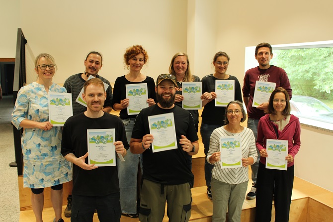Zehn von 17 Radlerinnen und Radlern der ausgezeichneten Teams konnten ihre Urkunden persönlich entgegennehmen (Foto: Campus Berlin-Buch GmbH)