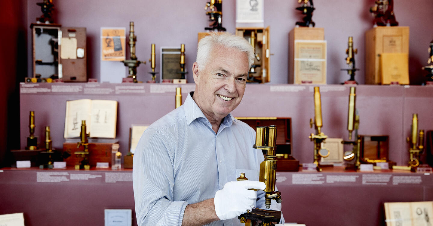 Prof. Helmut Kettenmann in der Mikroskopsammlung (Foto: Katharina Bohm / Max Delbrück Center)