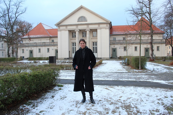 Künstlerin Anna Petzer vor dem Festhaus (Foto: Christine Minkewitz/Campus Berlin-Buch GmbH)
