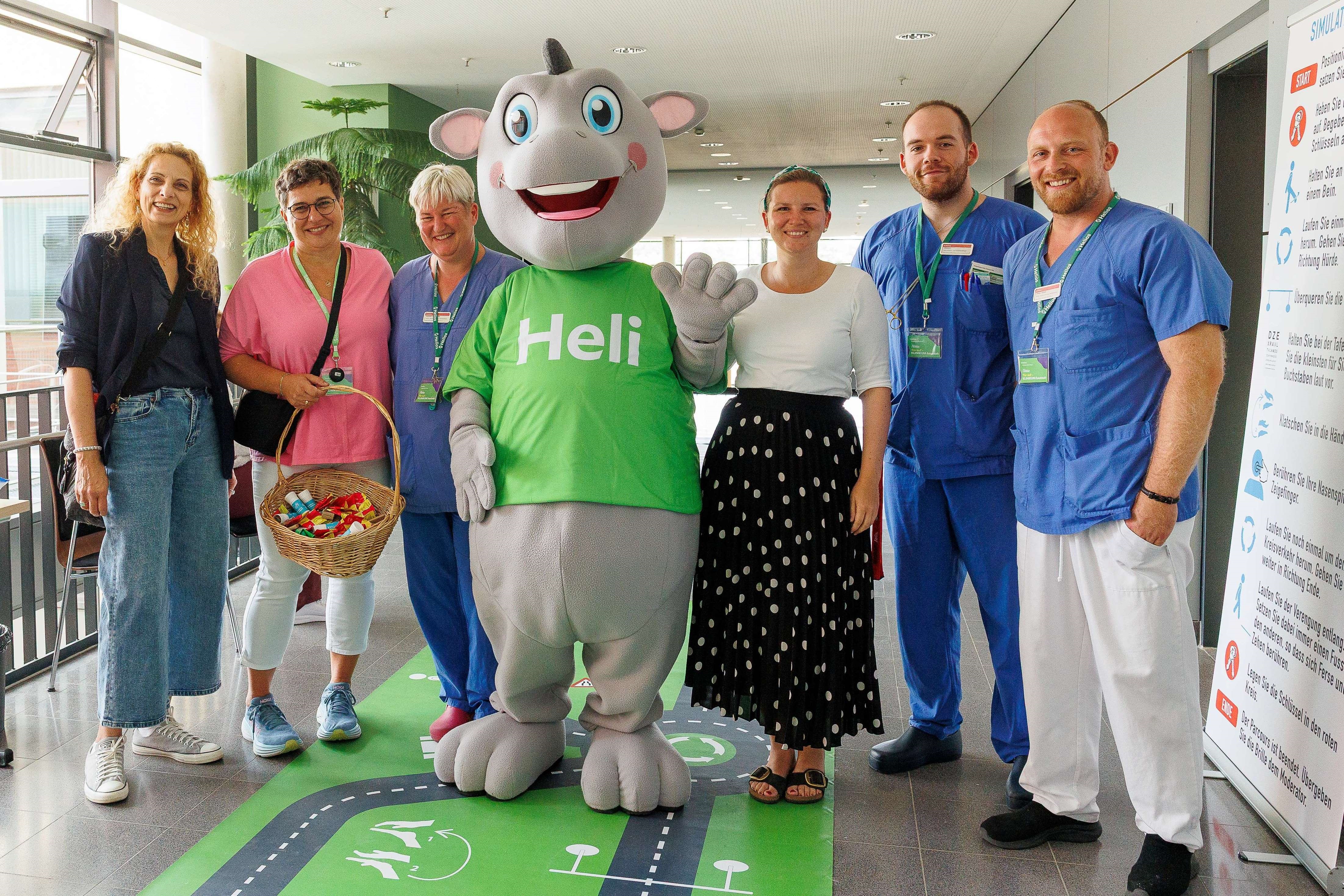 Maskottchen Heli (Mitte) mit Klinikgeschäftsführerin Carmen Bier (3.v.r.) und dem Team des Rauschparcours unserer Rettungsstelle. / Christian Schlenker, Helios Kliniken
