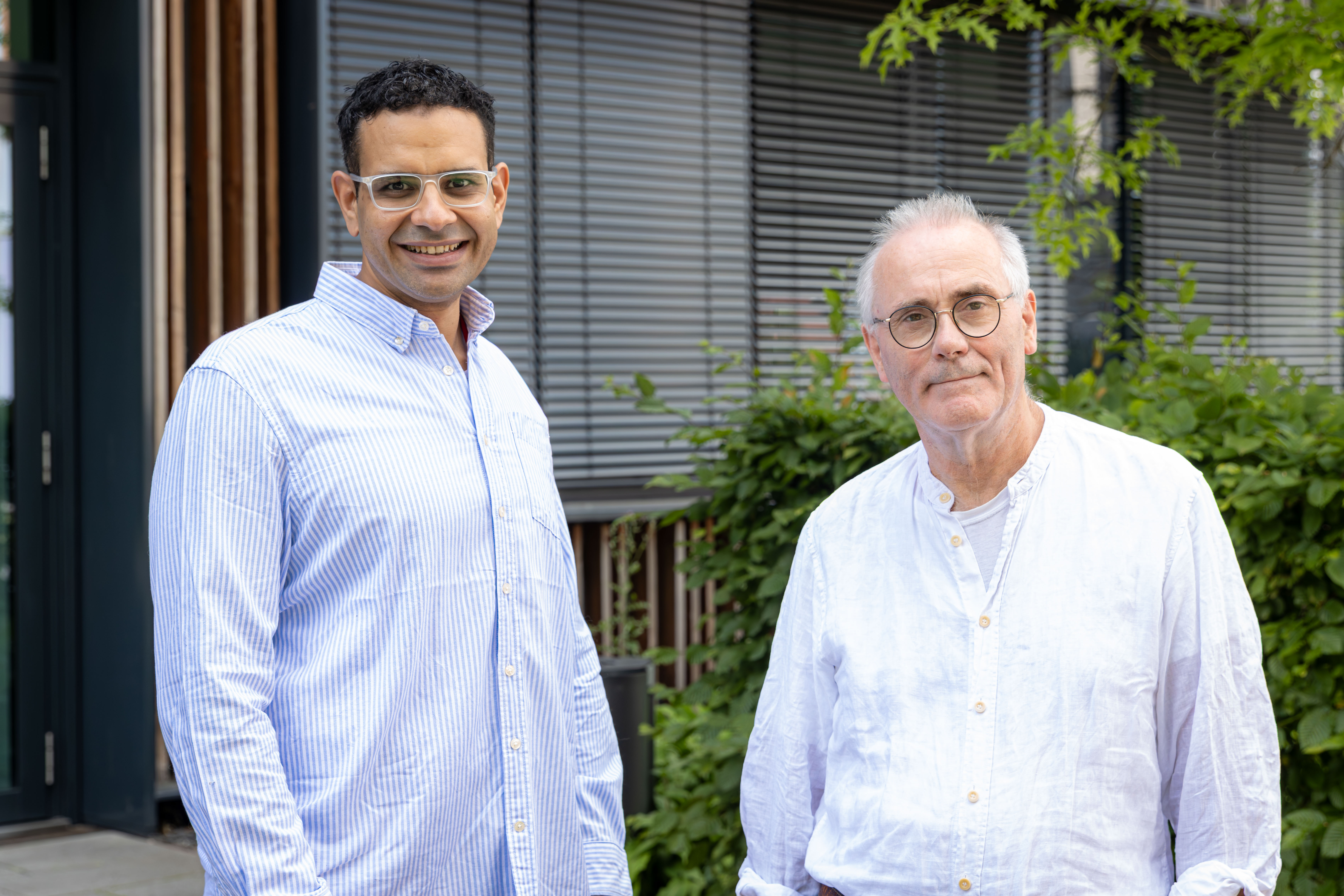 Mohammed Khallaf (links) und Gary Lewin (rechts) vor dem Gebäude, in dem die Nacktmulle untergebracht sind. (Foto: Felix Petermann, Max Delbrück Center)