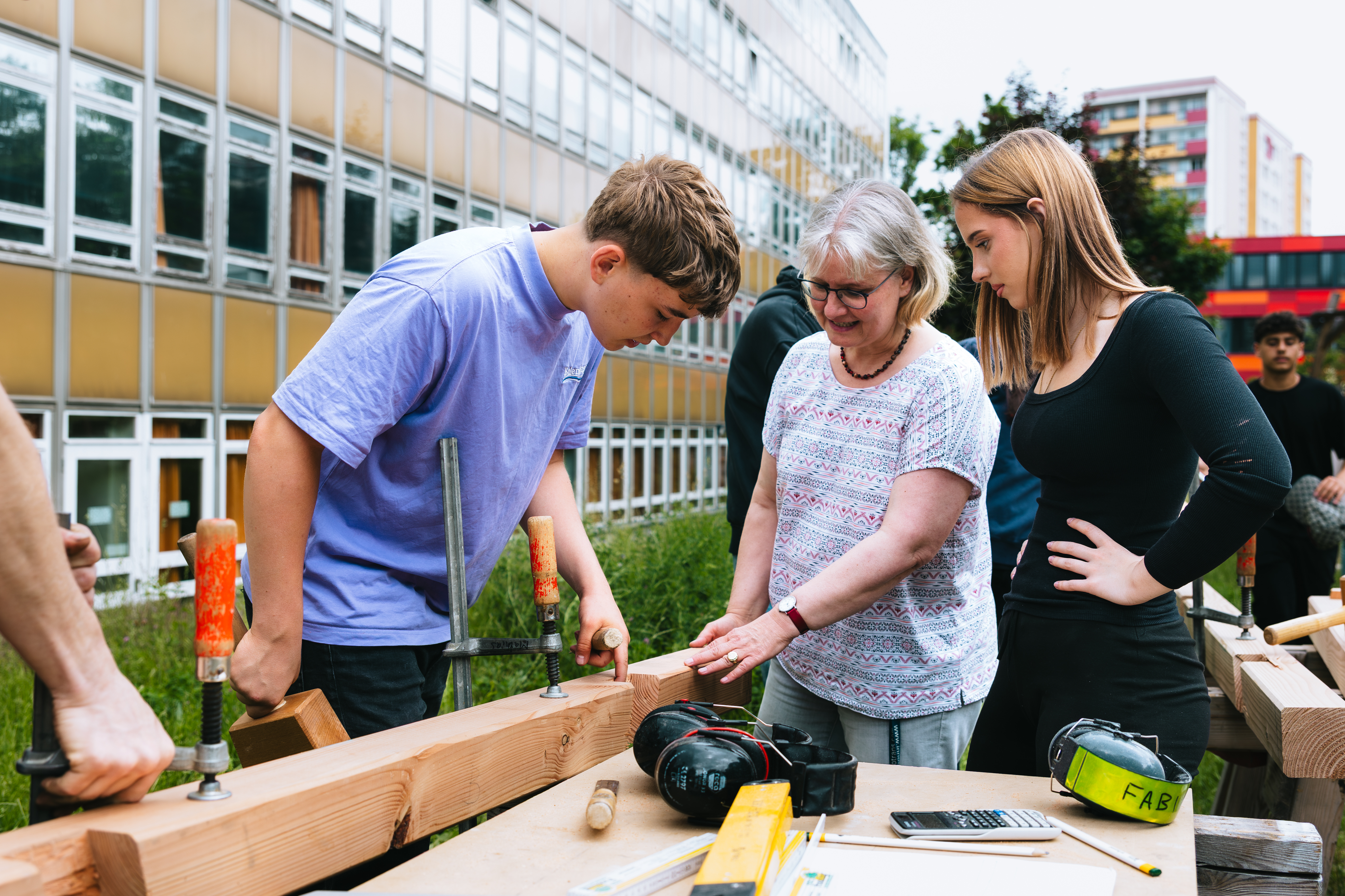 In der mobilen Bauwerkstatt der Hufeland_Schule bauen Schüler:innen Möbel für den Aussenbereich. In der Bildmitte: Dr. Mehrländer (Foto: Florian Göricke / Hufeland-Schule)